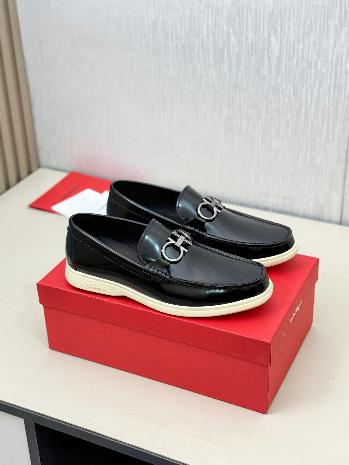 [Ferragamo] P: 580💰 Number of yards: 38~44 (45 orders are non-returnable) Ferragam's new men's driving shoes, the fabric is made of imported cowhide, with visible texture, heavy industrial stitching, dyed calfskin inside, standard logo cowhide feet, big-name experience, soft and comfortable on the feet, a men's favorite, special non-slip and wear-resistant rubber soles, easy to handle various occasions, with original box packaging!